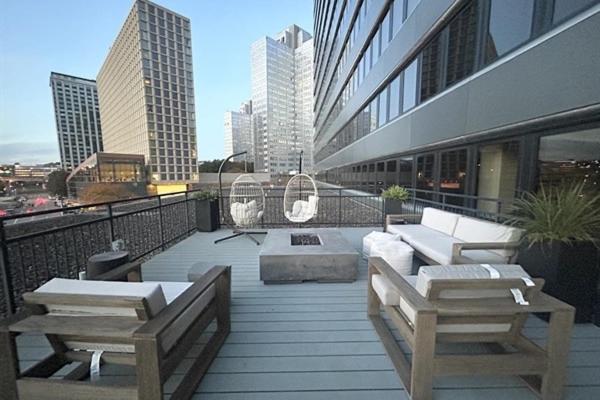 Lavish Views Prime Location Parking Gym Lounge Apartment *