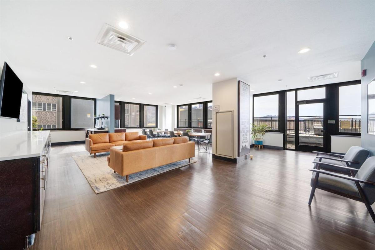 Apartment Lavish Views Prime Location Parking Gym Lounge *